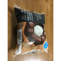ファミリーマート チョコがけクグロフ 北海道産牛乳入りホイップクリーム使用 商品写真 3枚目