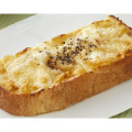 ファミリーマート ファミマ・ベーカリー はちみつと4種のチーズトースト 商品写真 1枚目