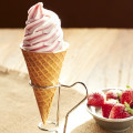 ローソン Uchi Cafe’ SWEETS ミルクワッフルコーン苺 苺ソースを添えて 商品写真 1枚目