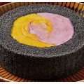 ローソン プレミアムかぼちゃ＆紫芋のロールケーキ 商品写真 1枚目