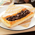 ローソン キャラメルの風味豊かなチョコレートパイ 商品写真 1枚目