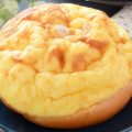 ローソン ふんわりとしたシューホイップパン 北海道産牛乳入りホイップ 商品写真 1枚目