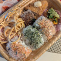 米久 白身魚フライとローストチキンの彩りおむすびセット 冷凍 商品写真 1枚目
