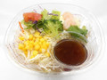 くずして食べるパリパリ麺のサラダ