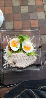 「セブン-イレブン 蒸し鶏と半熟たまごのサラダ」のクチコミ画像 by タケダさん