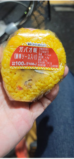 「ローソンストア100 ガパオ飯おにぎり 卵黄ソース入り」のクチコミ画像 by タケダさん