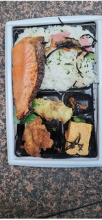 「ファミリーマート 二段熟成銀鮭の幕の内弁当」のクチコミ画像 by タケダさん