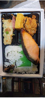 「ファミリーマート 二段熟成銀鮭の幕の内弁当」のクチコミ画像 by タケダさん