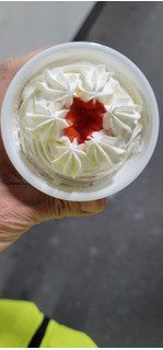 「ニューデイズ EKI na CAFE ホイップを食べるカップショートケーキ ストロベリーソース仕立て」のクチコミ画像 by タケダさん