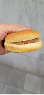 「ヤマザキ とろ～りとしたチーズのハンバーガー 1個」のクチコミ画像 by タケダさん