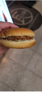「ヤマザキ とろ～りとしたチーズのハンバーガー 1個」のクチコミ画像 by タケダさん