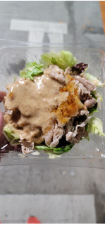 「セブン-イレブン たんぱく質が摂れるお肉たっぷり豚しゃぶサラダ」のクチコミ画像 by タケダさん