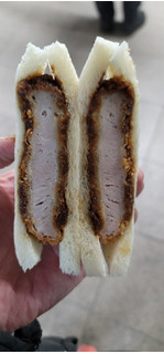 「ニューデイズ 三元豚のこだわり味噌かつサンド」のクチコミ画像 by タケダさん