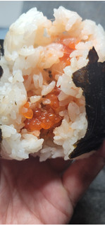 「ローソン おにぎり屋 金しゃりおにぎり 焼鮭ほぐしと塩すじこ」のクチコミ画像 by タケダさん