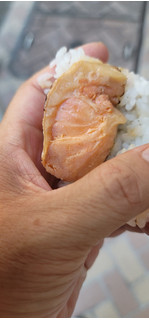 「ファミリーマート 魚沼産コシヒカリ 炙り焼鮭はらみ」のクチコミ画像 by タケダさん