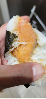 「ファミリーマート ごちむすび 炙り焼銀鮭はらみ」のクチコミ画像 by タケダさん