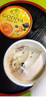 「ゴディバ カップアイス 蜂蜜アーモンドとチョコレートソース」のクチコミ画像 by minorinりん さん