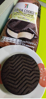 「セブンプレミアム ほろにがココアのクッキーサンド」のクチコミ画像 by minorinりん さん