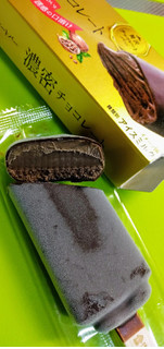 「ローソン Uchi Cafe’ SWEETS 贅沢チョコレートバー 濃密チョコレート」のクチコミ画像 by minorinりん さん
