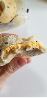 「ローソン NL 糖質オフの黒ごまとチェダーチーズクリームのパン 2個入」のクチコミ画像 by すうすうさん