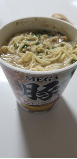 「エースコック MEGA豚 どトンコツラーメン カップ95g」のクチコミ画像 by すうすうさん