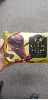 「ローソン Uchi Cafe’ SWEETS×GODIVA チェリーショコラワッフル」のクチコミ画像 by すっちさん