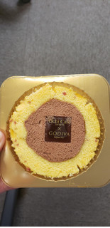 「ローソン Uchi Cafe’ SWEETS×GODIVA チェリーショコラロールケーキ」のクチコミ画像 by すっちさん
