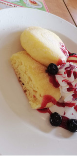 「グラッチェガーデンズ ブルーベリーとフランボワーズソースのパンケーキ おかわり自由パンケーキ」のクチコミ画像 by レビュアーさん
