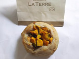 「ラ・テール 北海道産かぼちゃとクリームチーズのくるみパン」のクチコミ画像 by いちごみるうさん