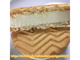 「セブンプレミアム チーズが香るクッキーサンドアイス 袋1個」のクチコミ画像 by マロンまろんさん