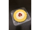 「ローソン Uchi Cafe’ SWEETS スプーンで食べるプレミアムロールケーキ いちごのせ 袋1個」のクチコミ画像 by しろまゆさん