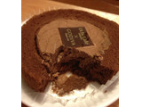 「ローソン Uchi Cafe’ SWEETS × GODIVA ショコラロールケーキ」のクチコミ画像 by わかば子さん
