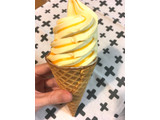 「ローソン Uchi Cafe’ SWEETS マンゴーミルクワッフルコーン マンゴーソースを添えて」のクチコミ画像 by まるピメ子さん