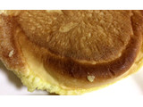 「ミニストップ MINISTOP CAFE バターが香るカリッとした平焼きメロンパン」のクチコミ画像 by ちぇいにーさん