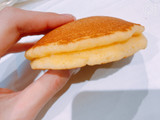 「ローソン もちっとパンケーキ 安納芋あん＆ミルクホイップ 2個入」のクチコミ画像 by にしちゃんさん