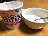 「グリコ BifiX 白桃＆ザクロヨーグルト カップ330g」のクチコミ画像 by あんめろんさん