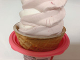 「ローソン Uchi Cafe’ SWEETS 苺＆ミルクワッフルコーン」のクチコミ画像 by gggさん