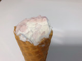 「ローソン Uchi Cafe’ SWEETS 苺＆ミルクワッフルコーン」のクチコミ画像 by gggさん