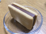 「ファミリーマート カカオマルシェ ショコラサンドクッキー ミルク」のクチコミ画像 by ちいぼうさん
