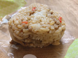 「セブン-イレブン もち麦もっちり！生姜と鶏ごぼうごはんおむすび」のクチコミ画像 by gggさん