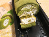 「ローソン Uchi Cafe’ SWEETS もち食感ロール 宇治抹茶＆ホワイトチョコ風味クリーム」のクチコミ画像 by やにゃさん