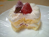 「ローソン Uchi Cafe’ SWEETS 苺のミニホールケーキ」のクチコミ画像 by やっぺさん
