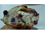「ファミリーマート ブルーベリーとクリームチーズのフランスパン」のクチコミ画像 by レビュアーさん
