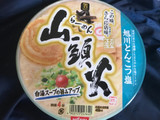 「セブンゴールド 日清名店仕込み らーめん山頭火 旭川とんこつ塩 カップ136g」のクチコミ画像 by ちぴちぴさん