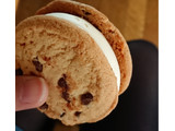 「森永製菓 ステラおばさんのクッキーサンドアイス チョコチップクッキー 箱1個」のクチコミ画像 by たぬきち64さん