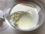 「ローソン Uchi Cafe’ SWEETS プレミアムロールケーキのクリーム」のクチコミ画像 by SweetSilさん