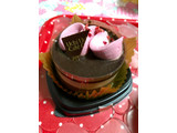 「ローソン Uchi Cafe’ SWEETS ルビーチョコレートのショコラケーキ」のクチコミ画像 by ポロリさん