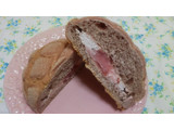 「ローソン いちごづくしのメロンパン いちごホイップ＆いちごクリーム」のクチコミ画像 by 紫の上さん