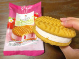「セブンプレミアム バターが贅沢に香るクッキーサンド いちご」のクチコミ画像 by mignon さん
