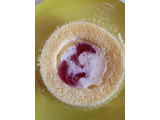 「ローソン Uchi Cafe’ SWEETS×八天堂 かすたーど苺ロールケーキ」のクチコミ画像 by にゃあこさん